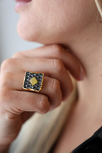Кольцо серебряное, камень Янтарь, артикул:71111025