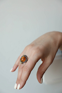 Кольцо серебряное, камень Янтарь, артикул:71162024